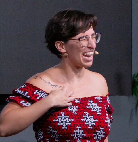 Teresa Gubern recitando con gesto intenso sobre el escenario