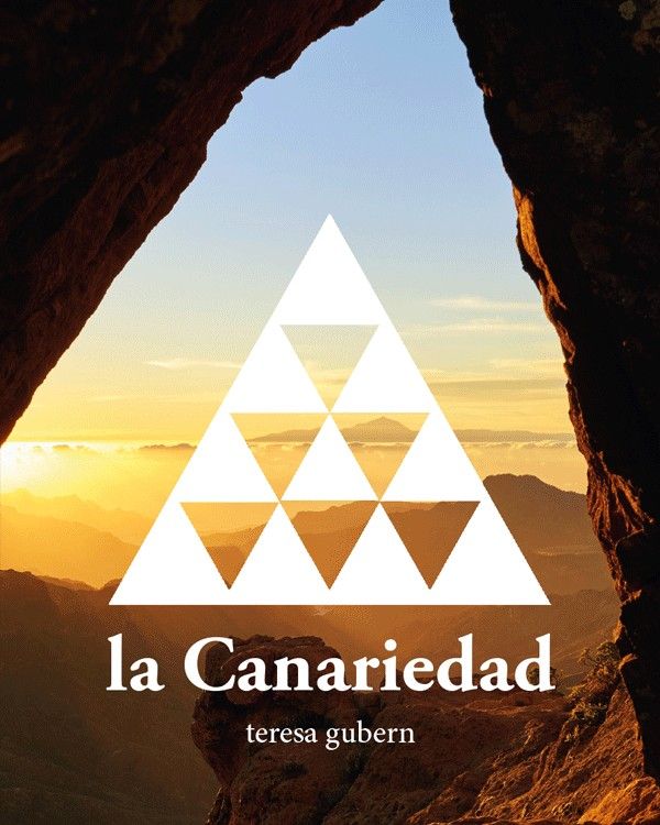 Portada de la Canariedad: una cueva abierta al atardecer sobre las cumbres, con un triángulo blanco fragmentado