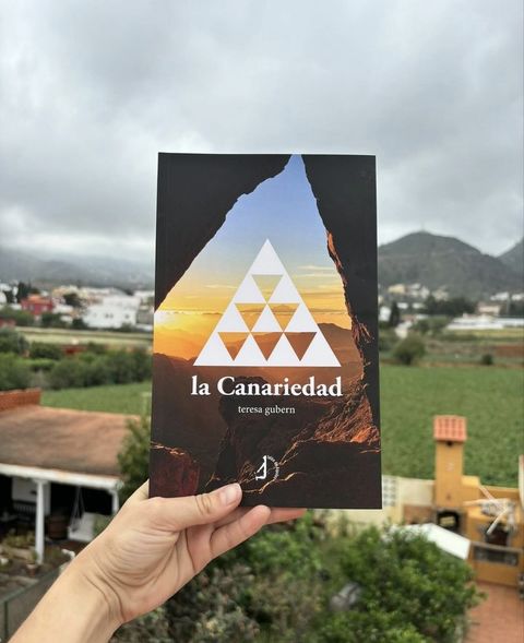 Ejemplar de la Canariedad sostenido en la mano ante la huerta de Valsequillo