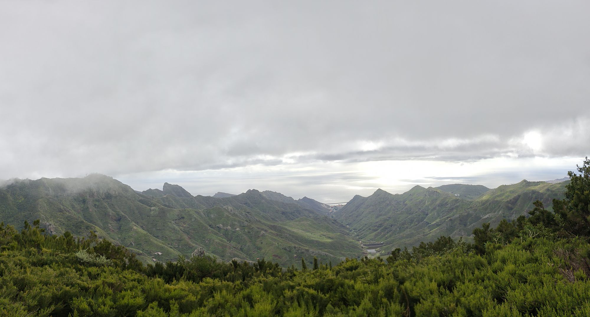 Vista panorámica de las cumbres de Gran Canaria entre nubes