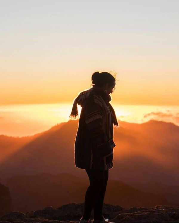 Teresa Gubern en silueta al atardecer, en la cumbre de Gran Canaria
