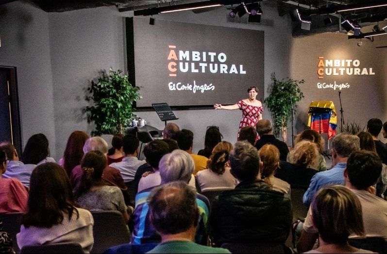 Teresa Gubern recitando ante el público en Ámbito Cultural